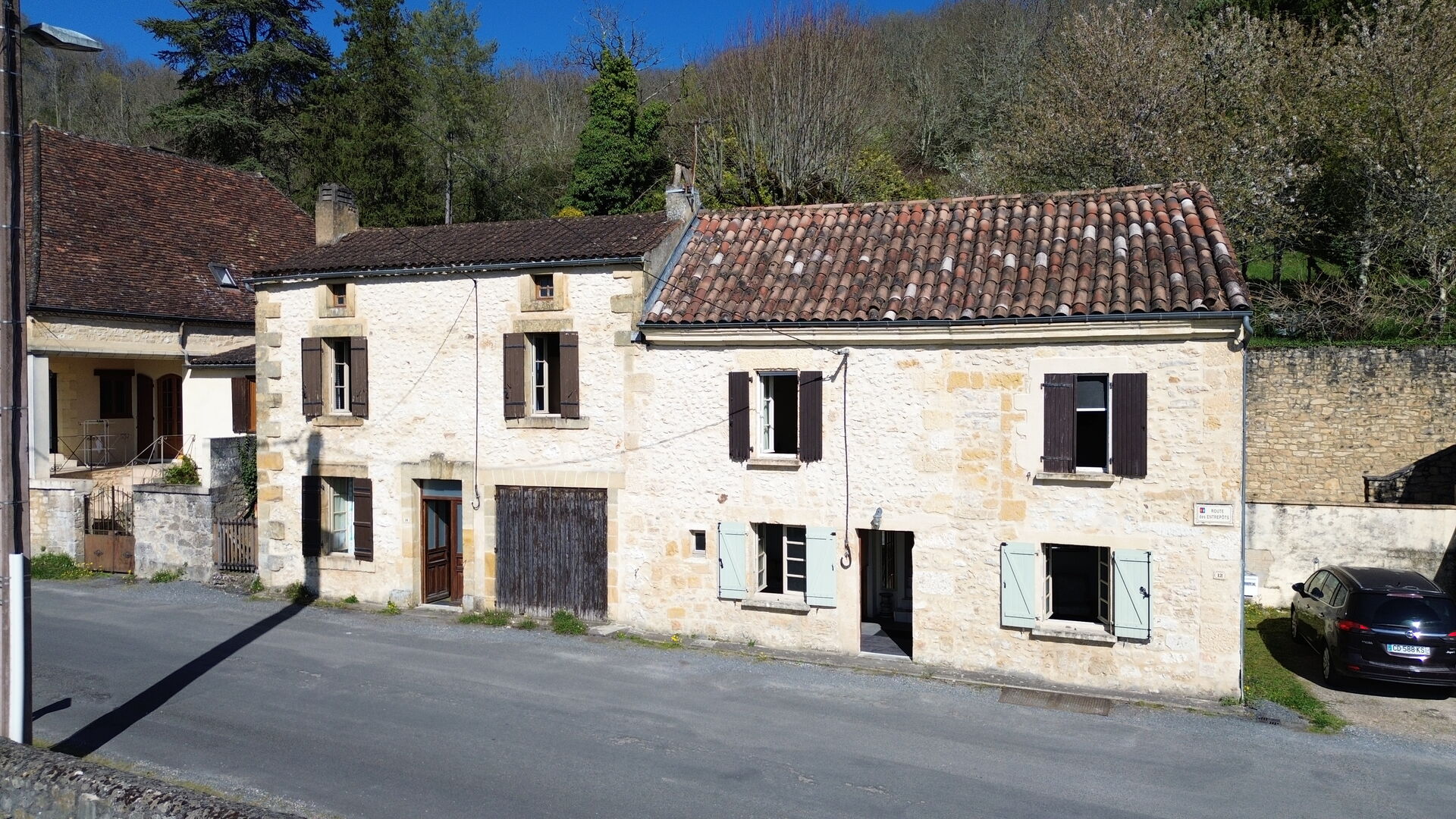 Ensemble immobilier de deux maisons mitoyennes avec terrasses
