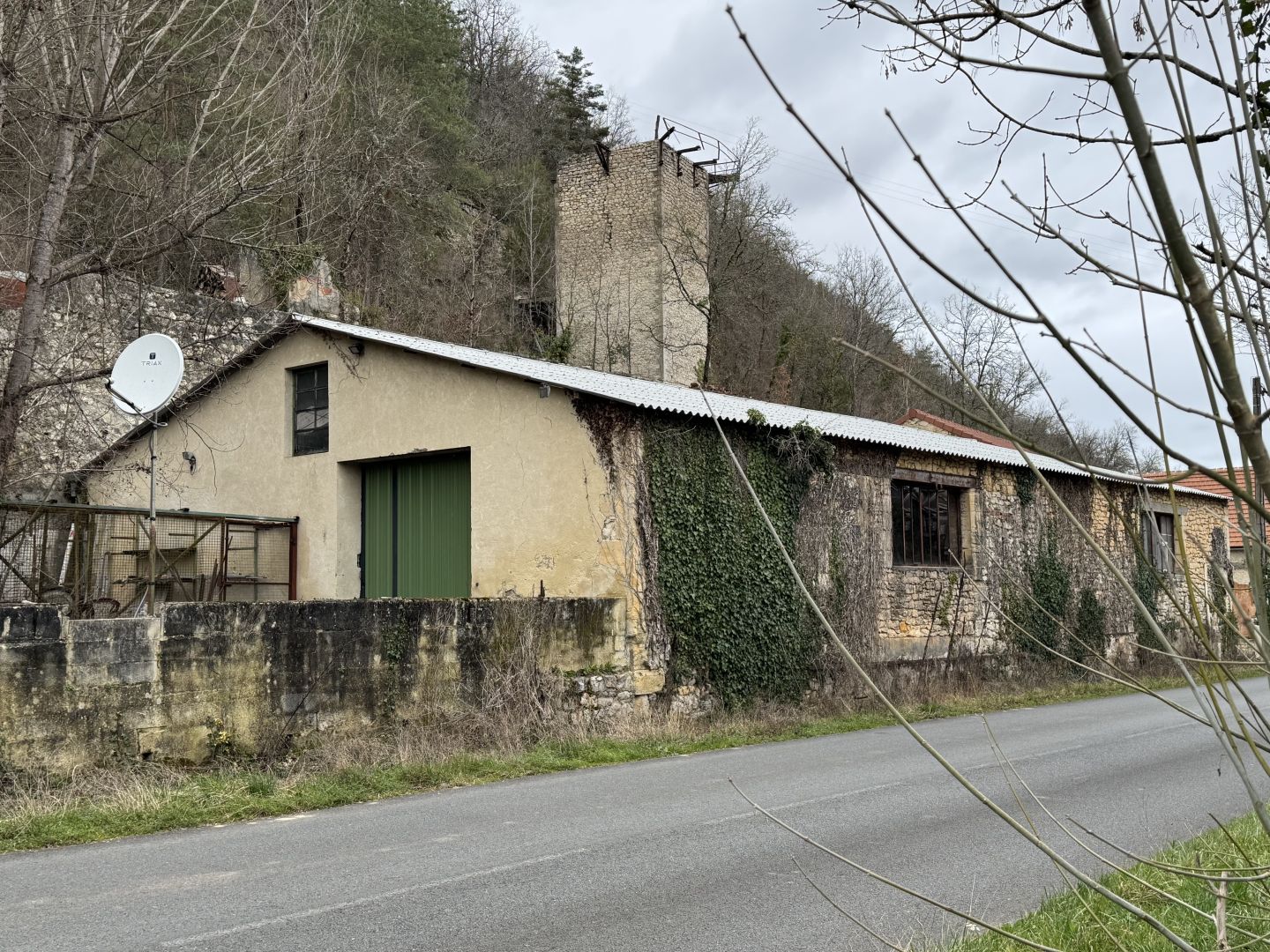 Hangar de plus de 330 m2 idéal pour une activité professionnelle