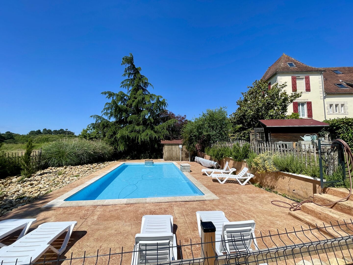 Propriété  avec deux gites,  une maison principale et deux piscines