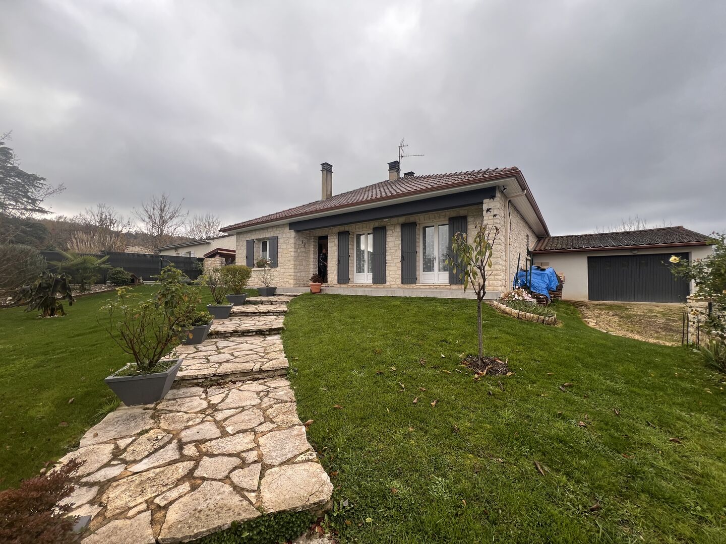 Maison contemporaine de 4 chambres, investissement locatif, proche des commerces