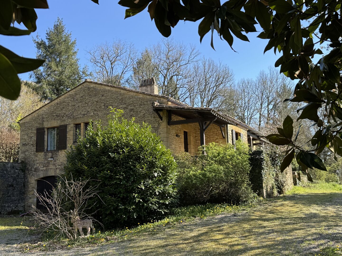  Demeure de caractère, de plain pied, avec une très belle vue, 4 chambres et une piscine, au pied des sites majeurs de la Vallée de la Dordogne.
