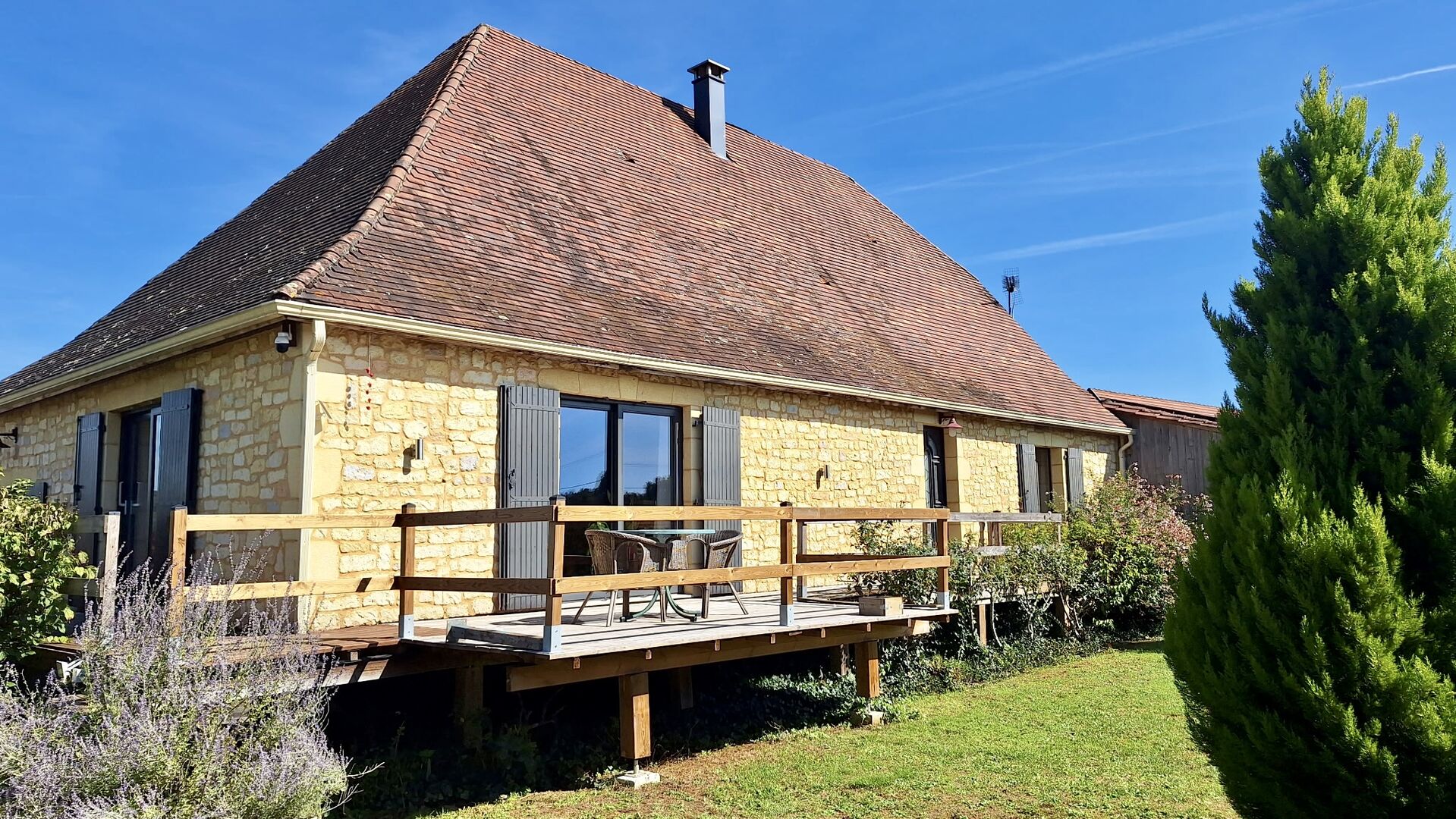 Maison ossature bois avec vaste séjour, suites, piscine et panneaux solaires