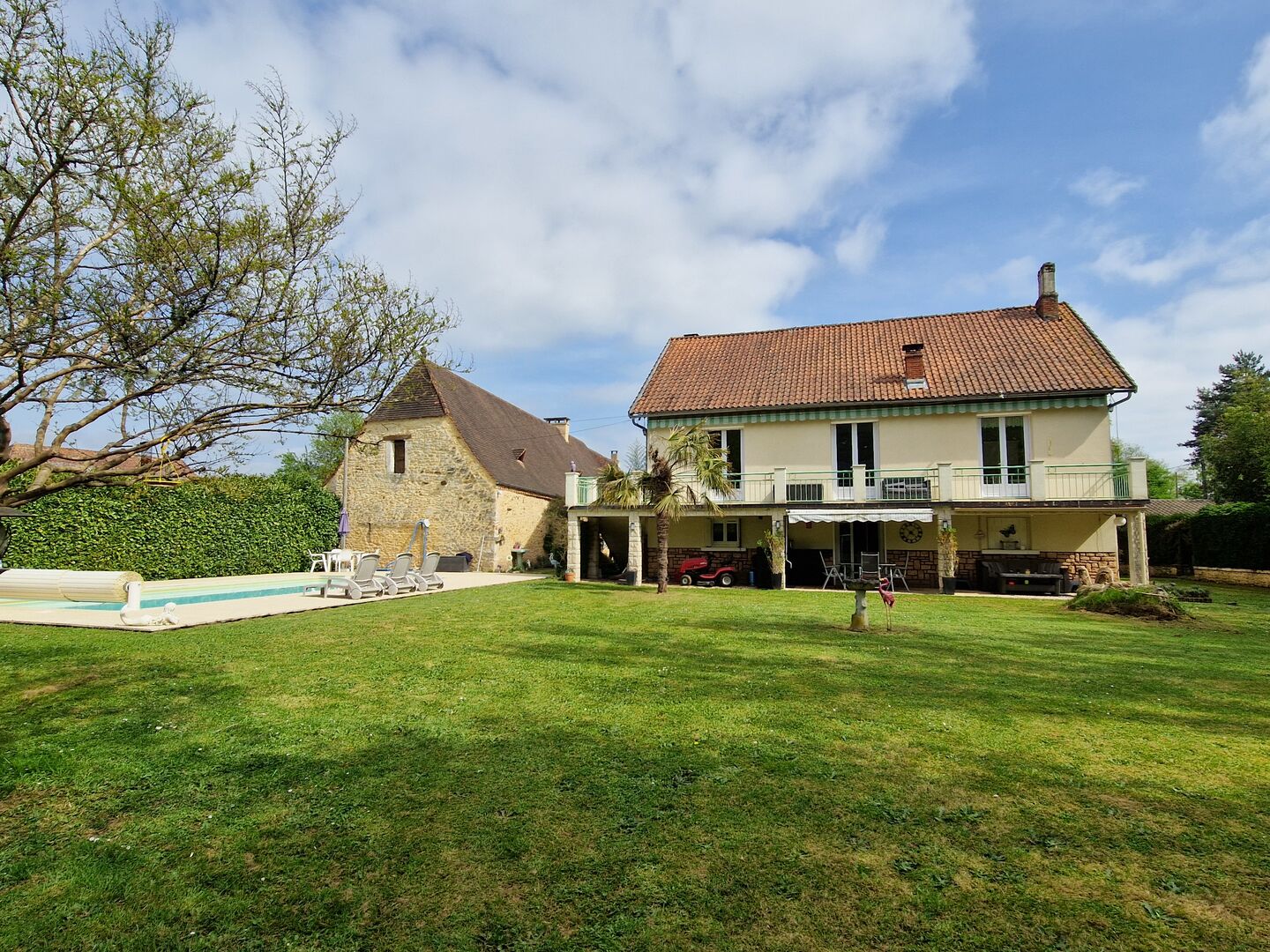 Propriété avec Maison d'habitation, Maison d'amis, Studio, Piscine, parc et jardin 7418m2 jusqu'à la rivière.