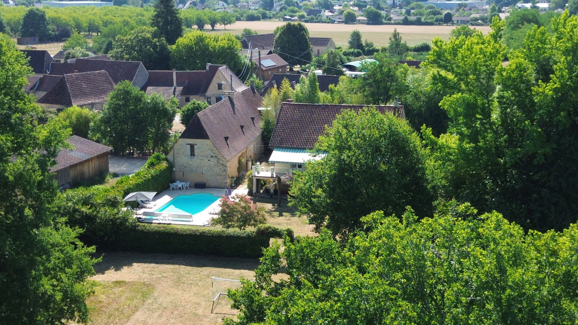Propriété avec Maison d'habitation, Maison d'amis, Studio, Piscine, parc et jardin 7418m2 jusqu'à la rivière.