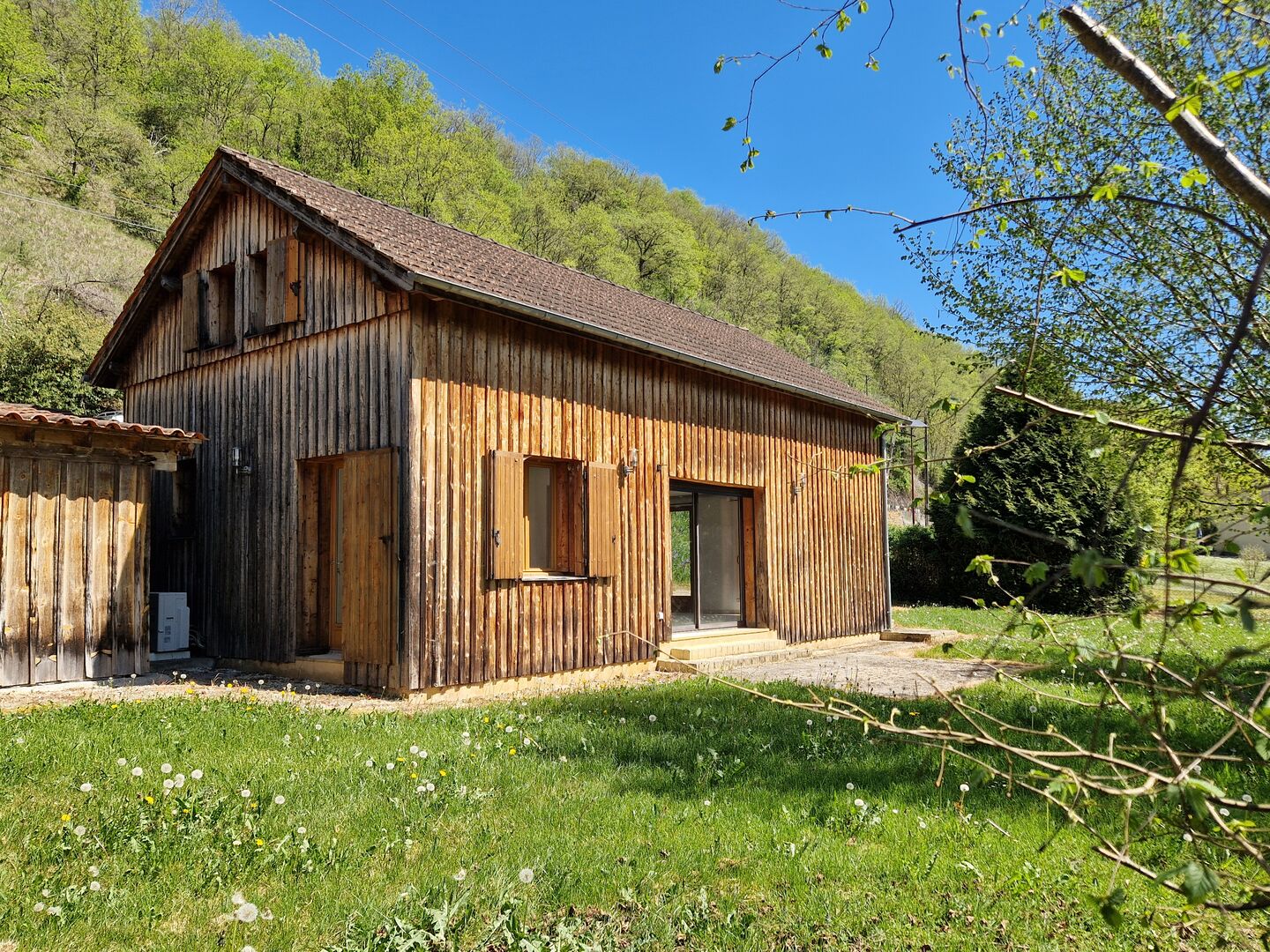 Ancien Hangar à Tabac entièrement rénové avec 3 chambres.