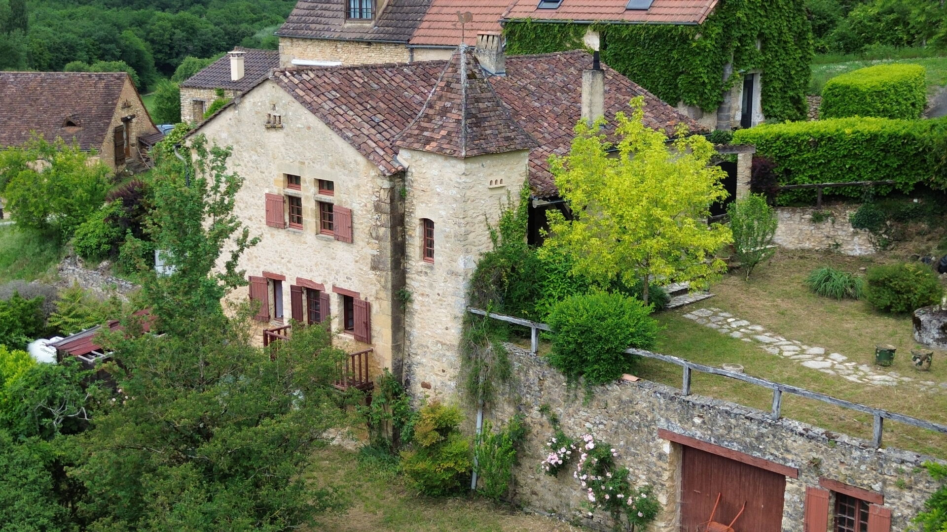 Maison de charme en pierres au coeur du Périgord Noir avec 11 hectares de terrain et un golf accessible à pied