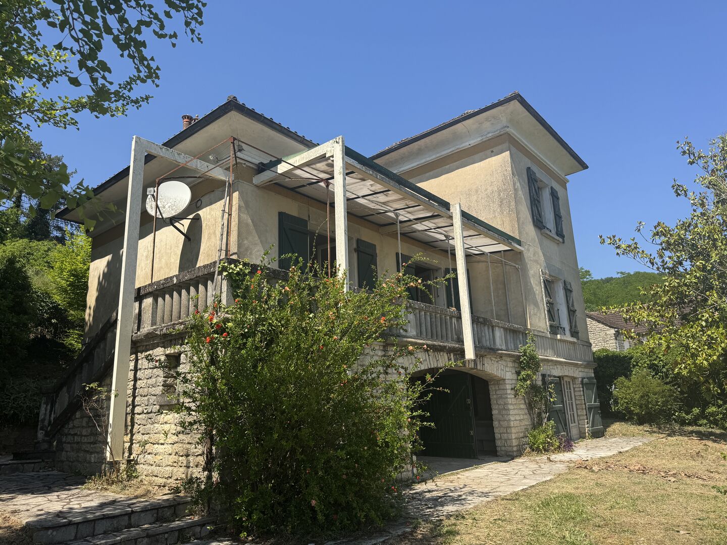 Maison ancienne avec jardin, position dominante