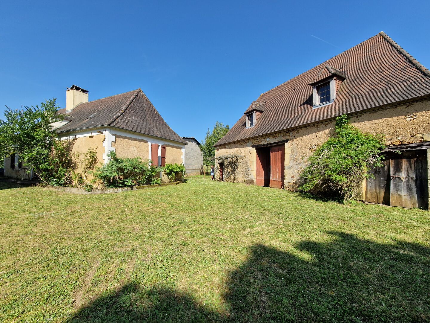 Ancien corps de ferme perigordin à rénover avec 2 ha 67 en jardin et prairie.