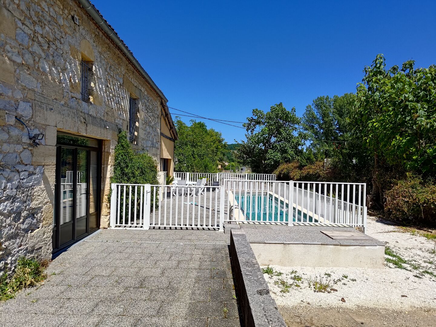 A house brimming with life and potential, complete with a swimming pool, 2.5 hectares of land and... 9 bedrooms!