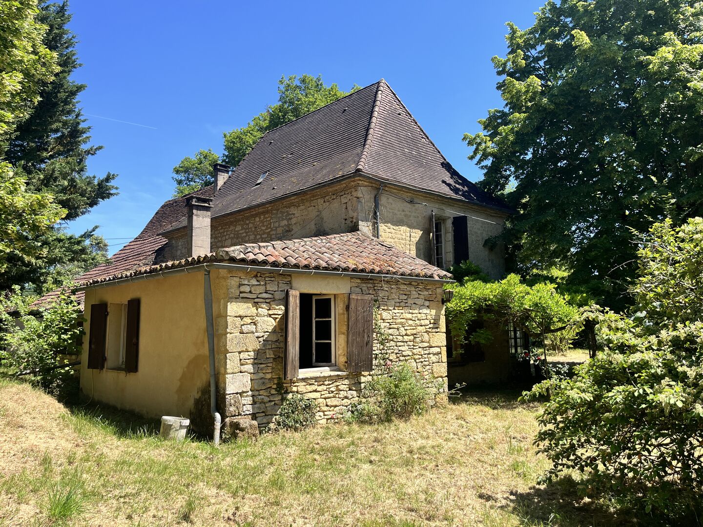 Beau bien de caractère avec dépendances à rénover – Idéal projet touristique ou familial Périgord Noir
