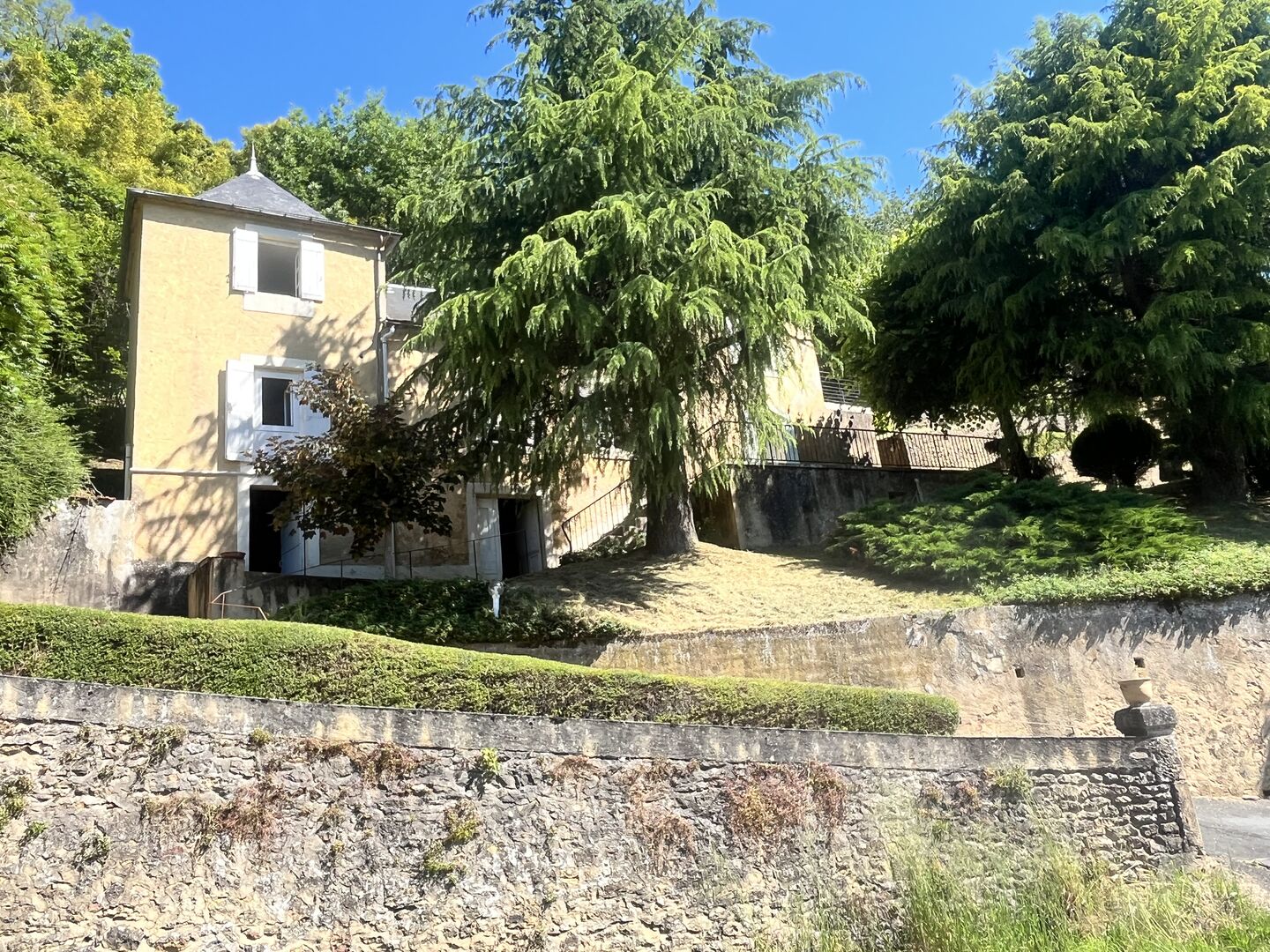 Maison en pierre à rénover entièrement – Proche Belvès.