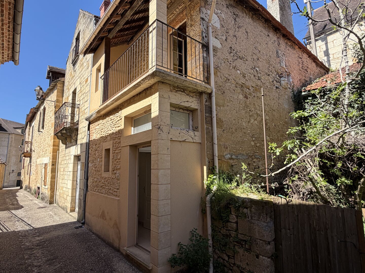 Maison rénovée de plain-pied avec terrasse et maison attenante à rénover au coeur d'un village médiéval.