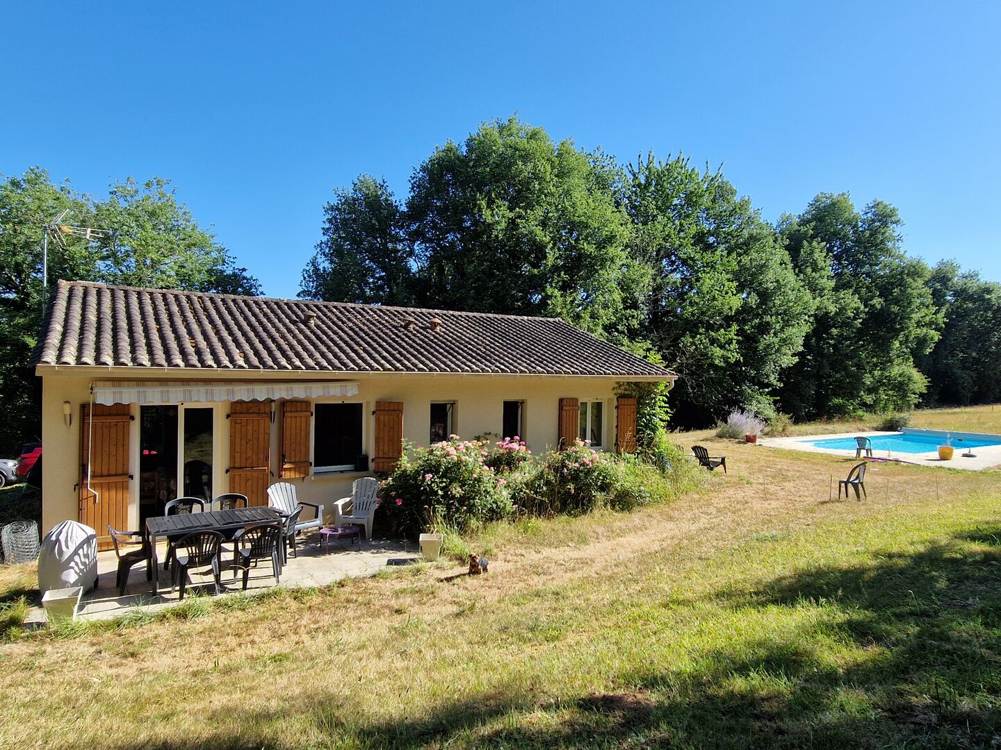 Maison de plain pied, piscine et terrain de 2771m2 