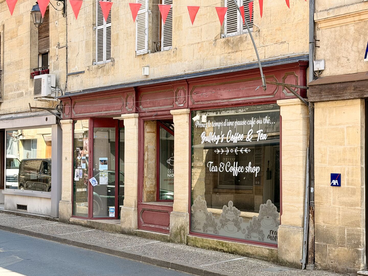 Immeuble de rapport avec local commercial, garage et appartement à rénover au cœur d'un village du Périgord Noir