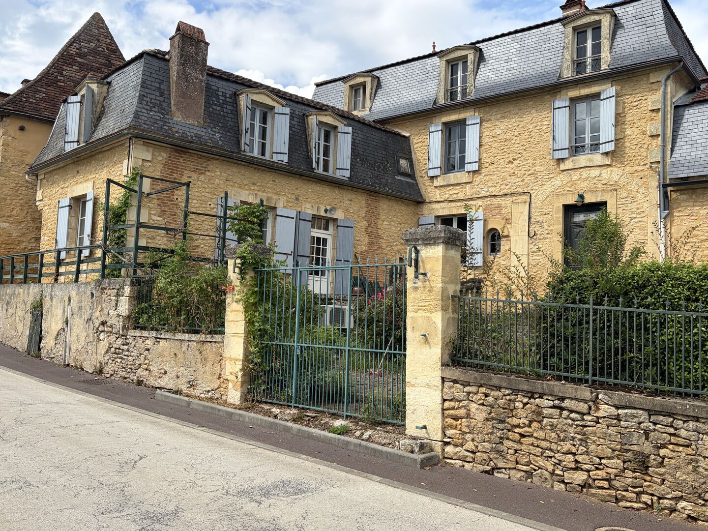 Demeure de caractère de 235 m², 5 chambres, dépendances et puits, proche des commerces 