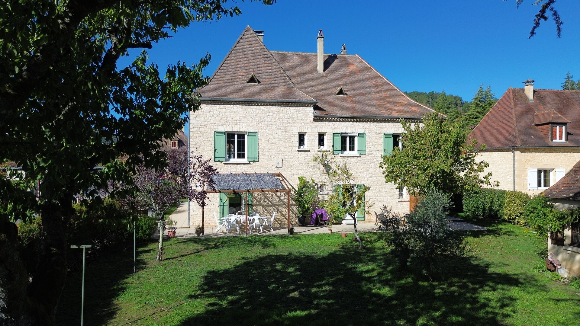 Maison en pierre rénovée avec jardin, appartement indépendant et garage – Commerces à pied