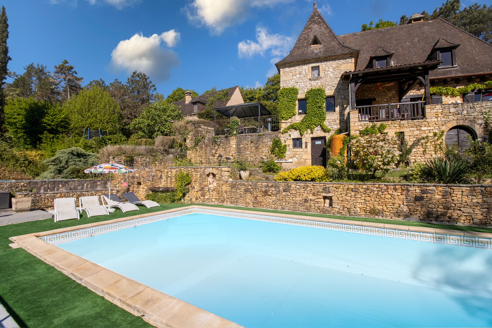 Périgord Noir – Belle maison avec piscine chauffée et vue panoramique, commerces à pied