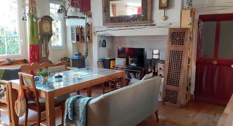 Secteur Montignac. Maison ancienne avec gite, studio et pisicne chauffée intérieure