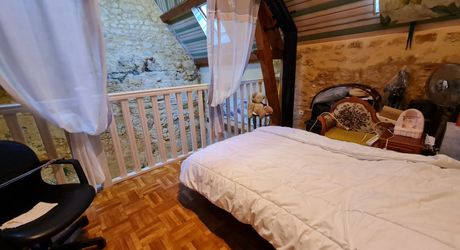 Proche sarlat. Atypique, unique, maison en pierres rénovée avec piscine
