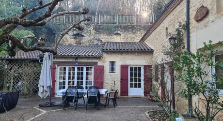 Proche sarlat. Atypique, unique, maison en pierres rénovée avec piscine