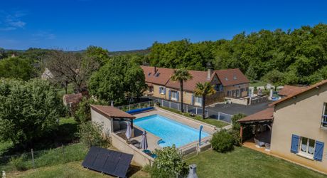 GOURDON AREA - SUPERB PROPERTY WITH GITES AND SWIMMING POOL ON HIGH GROUND OF 1 HECTARE CLOSE TO ALL AMENTIES