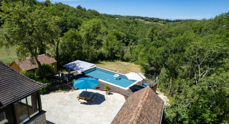 EXCLUSIVITE - Demeure Quercynoise de charme et dépendances avec vue et piscine chauffée en situation privilégiée sur 2ha4