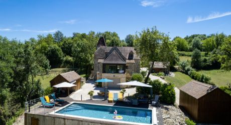 EXCLUSIVITE - Demeure Quercynoise de charme et dépendances avec vue et piscine chauffée en situation privilégiée sur 2ha4