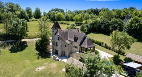 EXCLUSIVITE - Demeure Quercynoise de charme et dépendances avec vue et piscine chauffée en situation privilégiée sur 2ha4