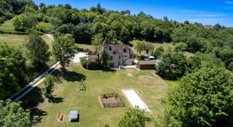 EXCLUSIVITE - Demeure Quercynoise de charme et dépendances avec vue et piscine chauffée en situation privilégiée sur 2ha4