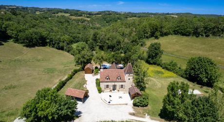 EXCLUSIVITE - Demeure Quercynoise de charme et dépendances avec vue et piscine chauffée en situation privilégiée sur 2ha4