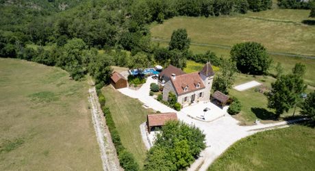 EXCLUSIVITE - Demeure Quercynoise de charme et dépendances avec vue et piscine chauffée en situation privilégiée sur 2ha4