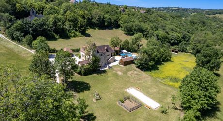 EXCLUSIVITE - Demeure Quercynoise de charme et dépendances avec vue et piscine chauffée en situation privilégiée sur 2ha4