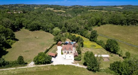 EXCLUSIVITE - Demeure Quercynoise de charme et dépendances avec vue et piscine chauffée en situation privilégiée sur 2ha4