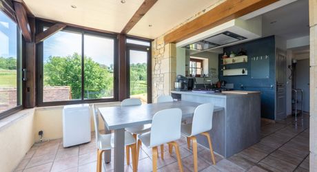 EXCLUSIVITE - Demeure Quercynoise de charme et dépendances avec vue et piscine chauffée en situation privilégiée sur 2ha4