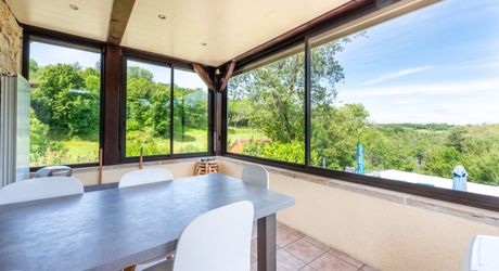 EXCLUSIVITE - Demeure Quercynoise de charme et dépendances avec vue et piscine chauffée en situation privilégiée sur 2ha4