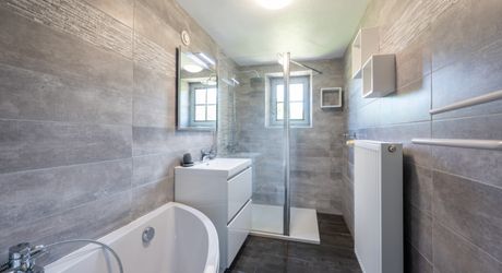 EXCLUSIVITE - Demeure Quercynoise de charme et dépendances avec vue et piscine chauffée en situation privilégiée sur 2ha4