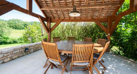 EXCLUSIVITE - Demeure Quercynoise de charme et dépendances avec vue et piscine chauffée en situation privilégiée sur 2ha4