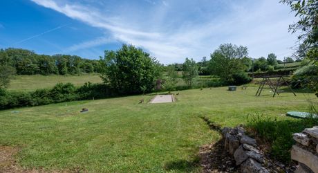 EXCLUSIVITE - Demeure Quercynoise de charme et dépendances avec vue et piscine chauffée en situation privilégiée sur 2ha4