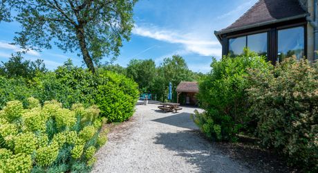 EXCLUSIVITE - Demeure Quercynoise de charme et dépendances avec vue et piscine chauffée en situation privilégiée sur 2ha4