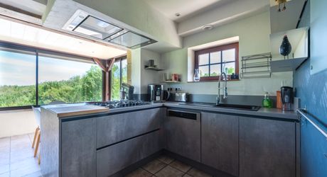 EXCLUSIVITE - Demeure Quercynoise de charme et dépendances avec vue et piscine chauffée en situation privilégiée sur 2ha4