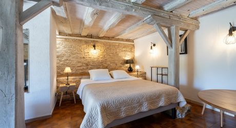 EXCLUSIVITE - Demeure Quercynoise de charme et dépendances avec vue et piscine chauffée en situation privilégiée sur 2ha4