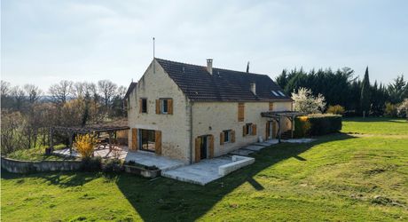 EXCLUSIVITE - Secteur Gourdon - Ancien Corps de ferme restauré avec vue imprenable et piscine sur 2ha63