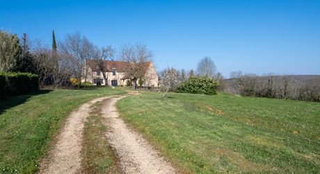 EXCLUSIVITE - Secteur Gourdon - Ancien Corps de ferme restauré avec vue imprenable et piscine sur 2ha63