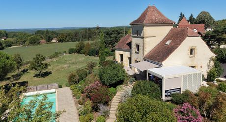 Secteur Gourdon - Ravissante et spacieuse Demeure Contemporaine avec pigeonnier sur 4807 m² arborés avec piscine et belle vue