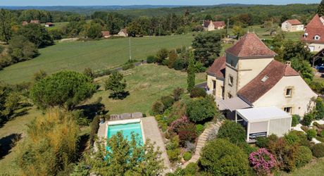 Secteur Gourdon - Ravissante et spacieuse Demeure Contemporaine avec pigeonnier sur 4807 m² arborés avec piscine et belle vue