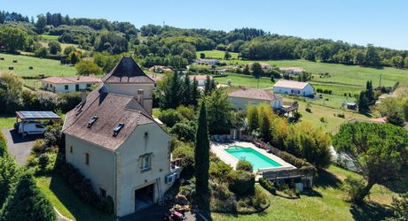 Secteur Gourdon - Ravissante et spacieuse Demeure Contemporaine avec pigeonnier sur 4807 m² arborés avec piscine et belle vue