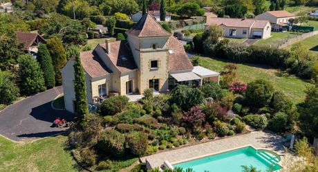 Secteur Gourdon - Ravissante et spacieuse Demeure Contemporaine avec pigeonnier sur 4807 m² arborés avec piscine et belle vue