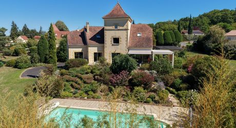 Secteur Gourdon - Ravissante et spacieuse Demeure Contemporaine avec pigeonnier sur 4807 m² arborés avec piscine et belle vue