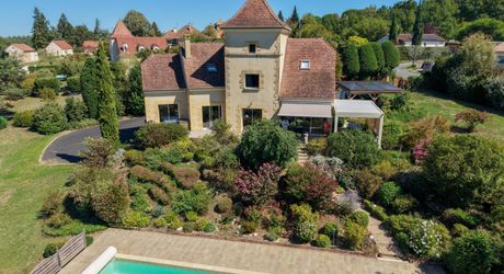 Secteur Gourdon - Ravissante et spacieuse Demeure Contemporaine avec pigeonnier sur 4807 m² arborés avec piscine et belle vue