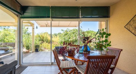 Secteur Gourdon - Ravissante et spacieuse Demeure Contemporaine avec pigeonnier sur 4807 m² arborés avec piscine et belle vue